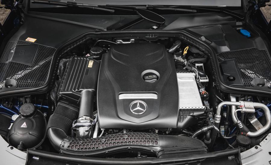 Моторный отсек Mercedes-Benz C300 Coupe AMG Line 2016 года  (NA) (фото 12 из 26)